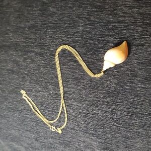 Vintage AVON signed Gold Tone Pink Peach Sea Swirl Conch Shell Pendant Necklace